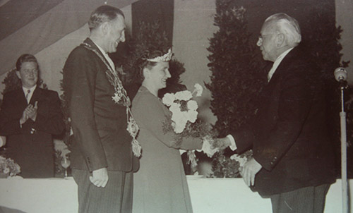 Oberbürgermeister Hauser bei der Krönung von Königin Paula I. (Rexforth)